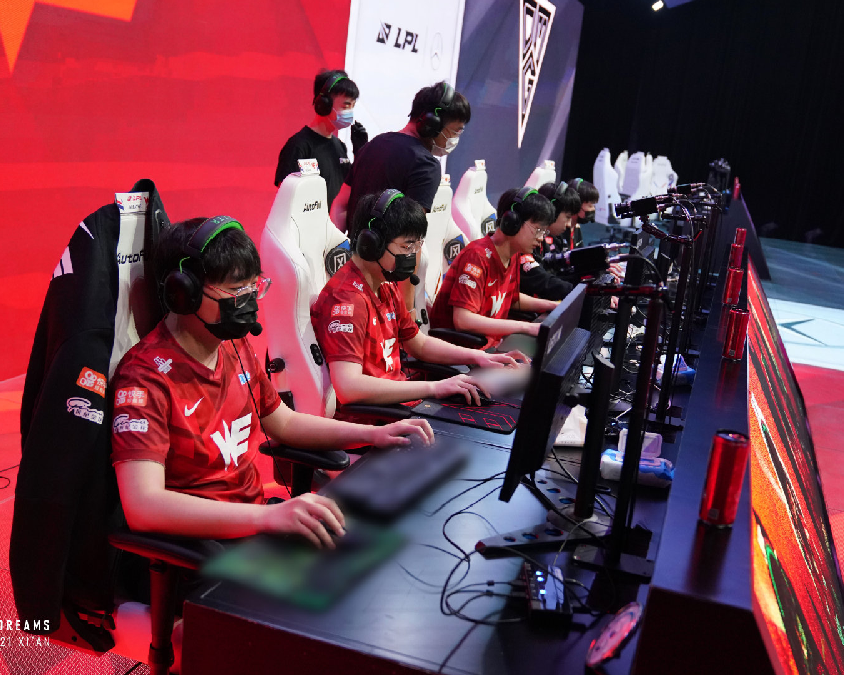 合同明年到期，记者：河床正在商谈阿库尼亚的转会事宜